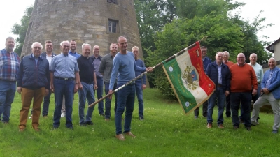 Schützenfestkomitee und Gäste nehmen die Stadtfahne anlässlich des Jubiläums in ihre Mitte. (Foto: gk)