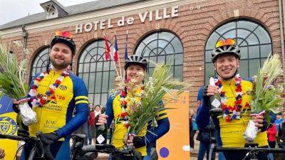 Nils Engelking, Johann Langhorst und Benedikt Stiller werden nach 885 km vor dem Rathaus von Doudeville empfangen. (Foto: privat)