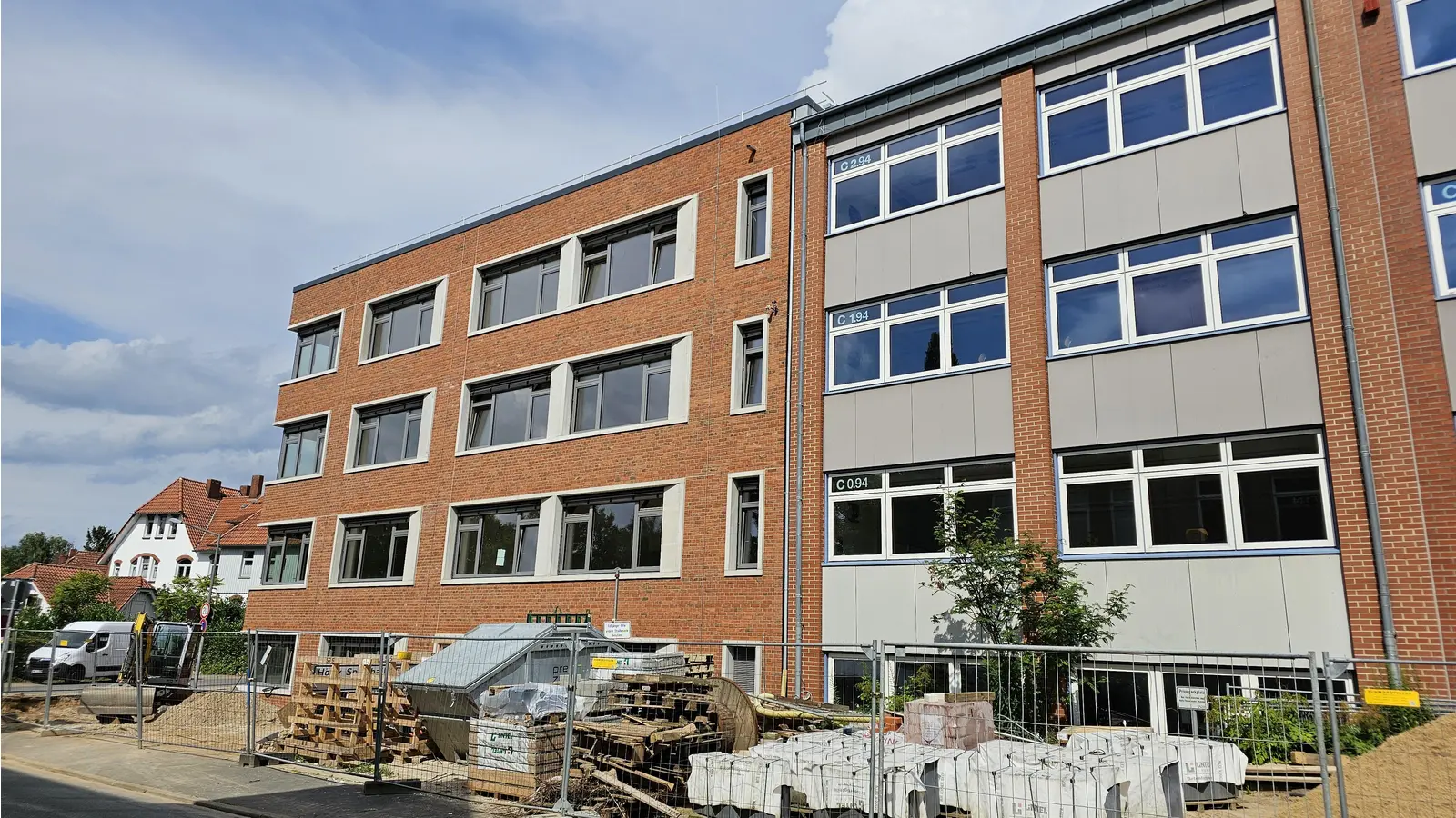 Fassade in Backsteinoptik: Der Anbau C Plus sticht links hervor. (Foto: tau)