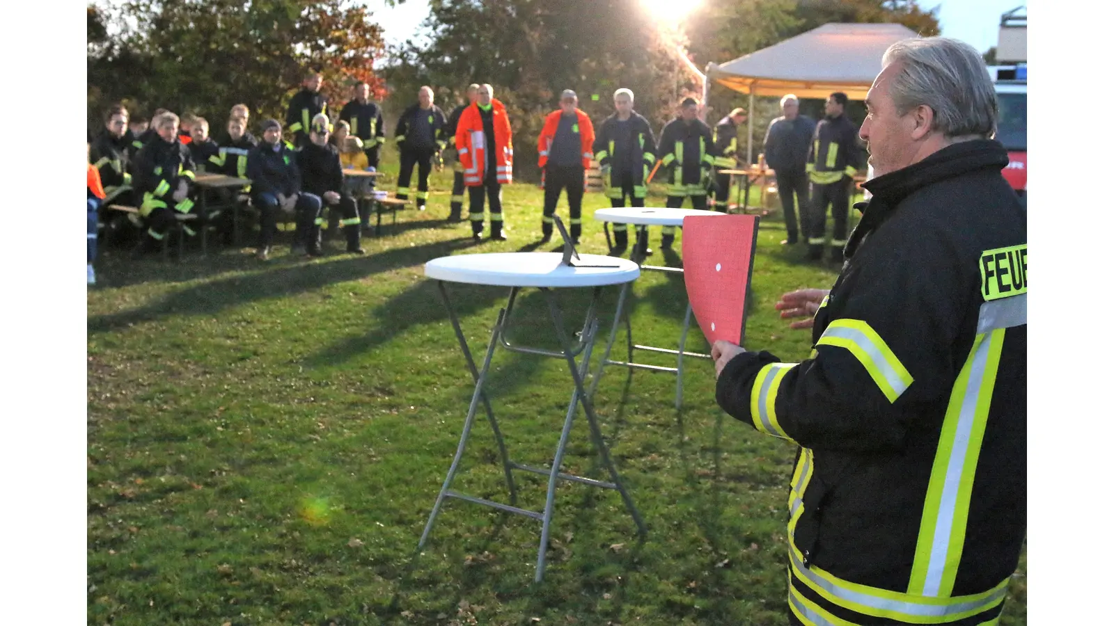 Samtgeimeindebürgermeister Thomas Wolf beantwortet die Fragen der Feuerwehrleute zum geplanten Gerätehaus in Soldorf  (Foto: Borchers, Bastian)