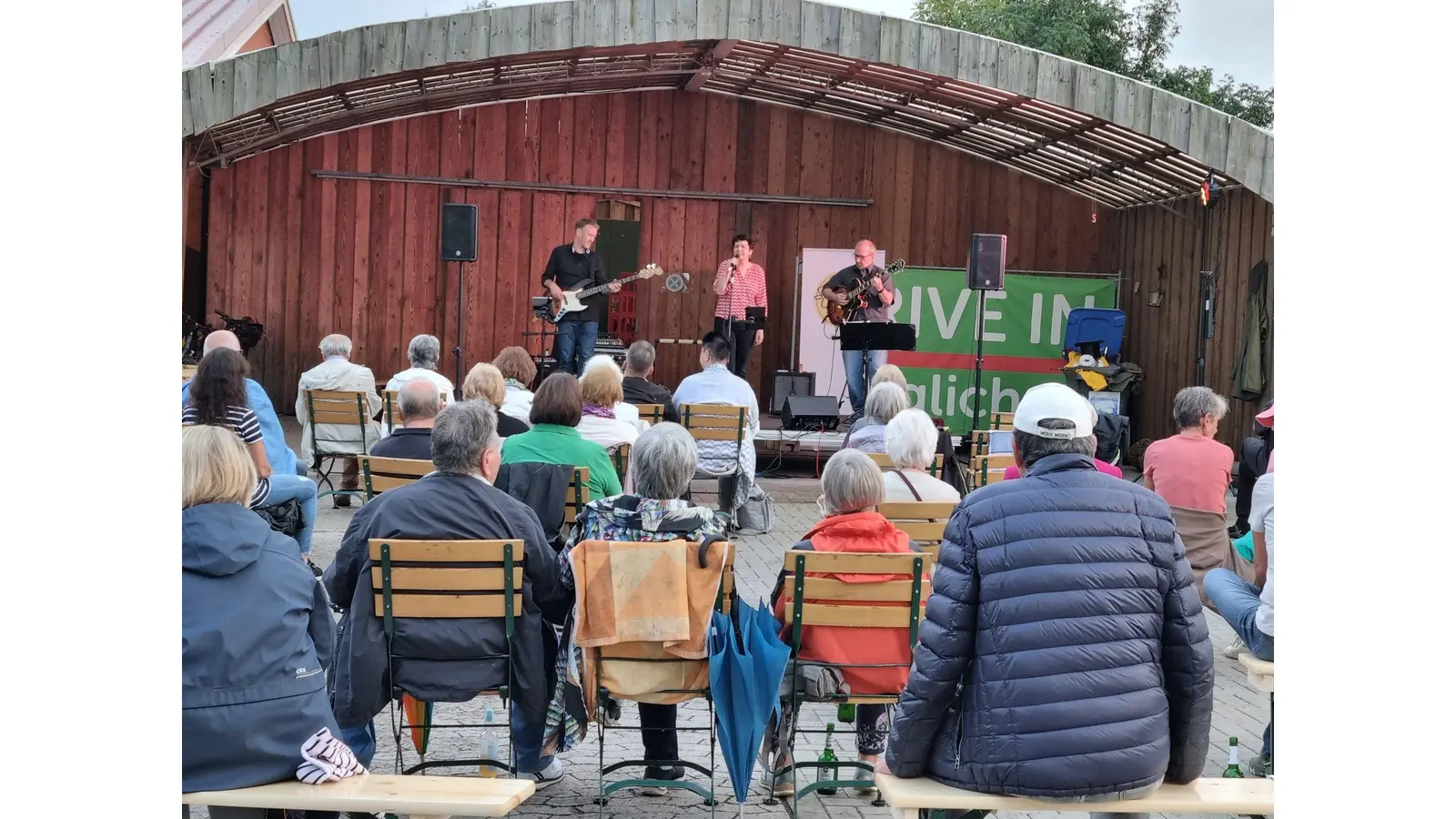 Der Jazz vertreibt den Regen (Foto: tau)