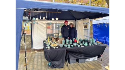 Wochenmarkt trifft Kunsthandwerk: Trotz Regens sind die Händler zufrieden.