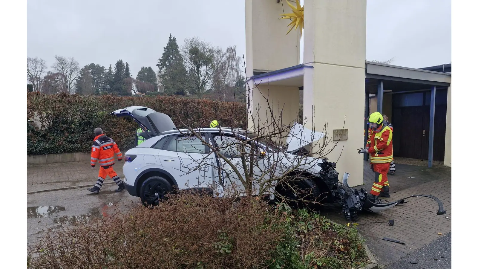 Der VW ID4 ist direkt am Glockenturm der Kirche zum Stehen gekommen. (Foto: privat)