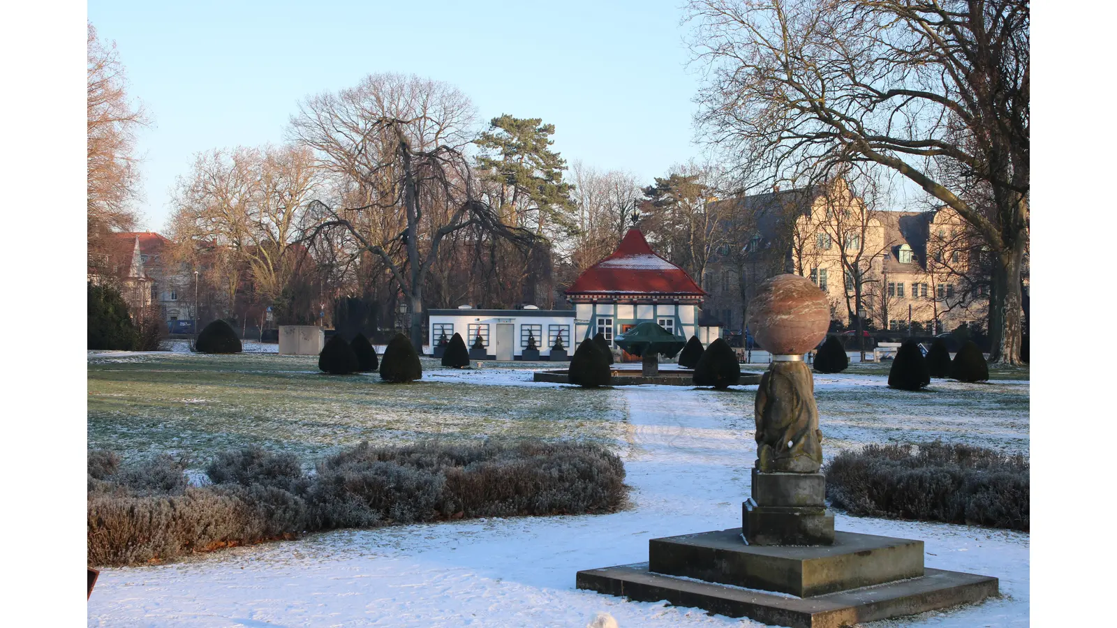 Ungewissheit besteht über den weiteren Betrieb des Schlossgartencafés im Lusthaus. Toni Ahn-Bosch kündigt den Pachtvertrag auf Ende Februar. (Foto: cm)