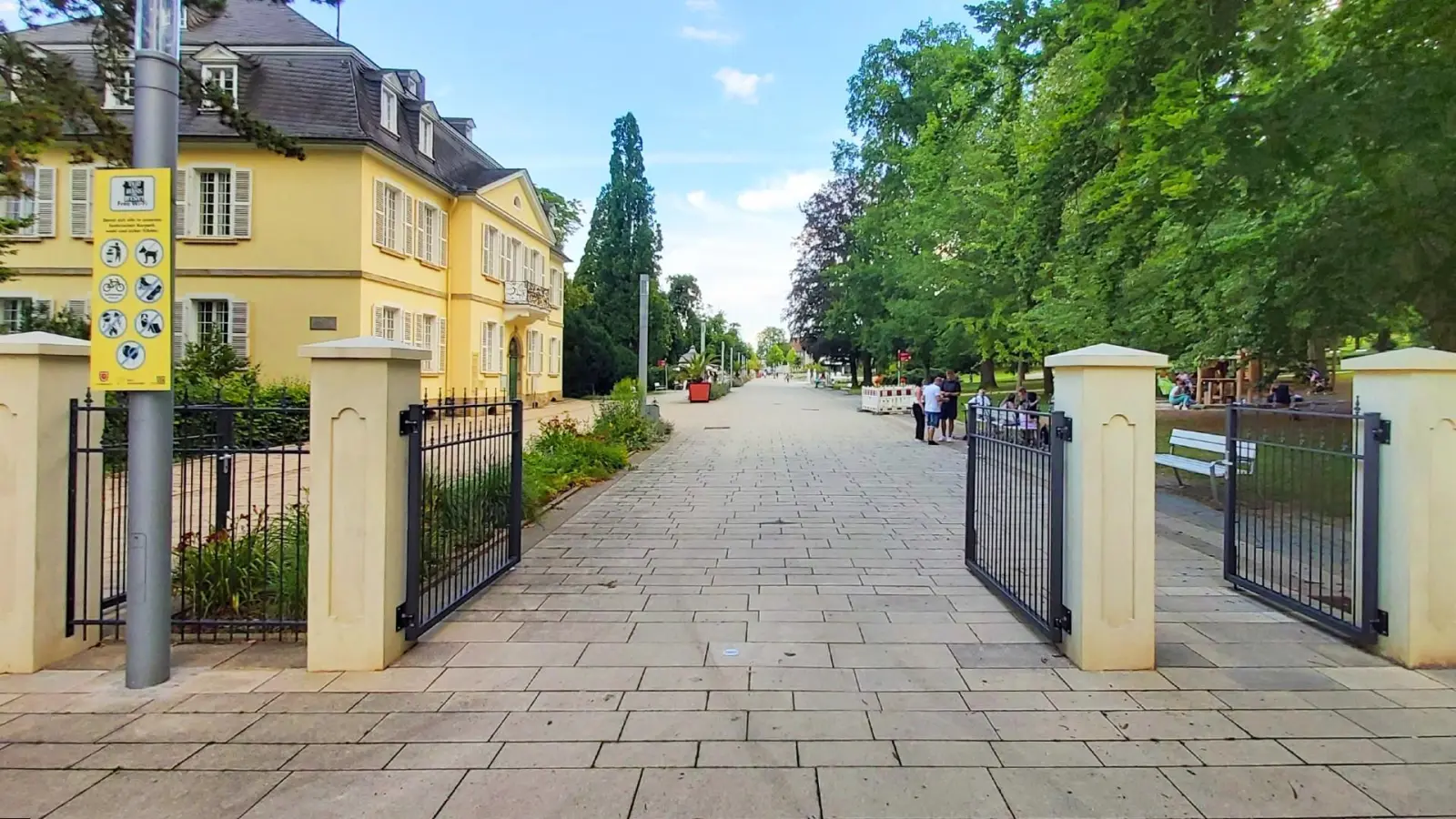 So offen und transparent wie das neue Tor zum Kurpark ist, will wird die Landesgartenschaugesellschaft Bad Nenndorf weiterhin mit Fakten auf die Bürger zugehen. (Foto: gk)