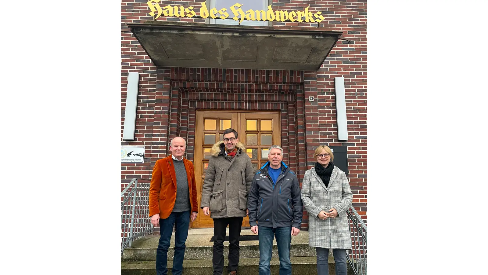 (v.l.n.r.): Geschäftsführer Andre Harting, MdL Jan-Philipp Beck, Kreishandwerksmeister Dieter Ahrens, MdB Marja-Liisa Völlers. (Foto: privat)