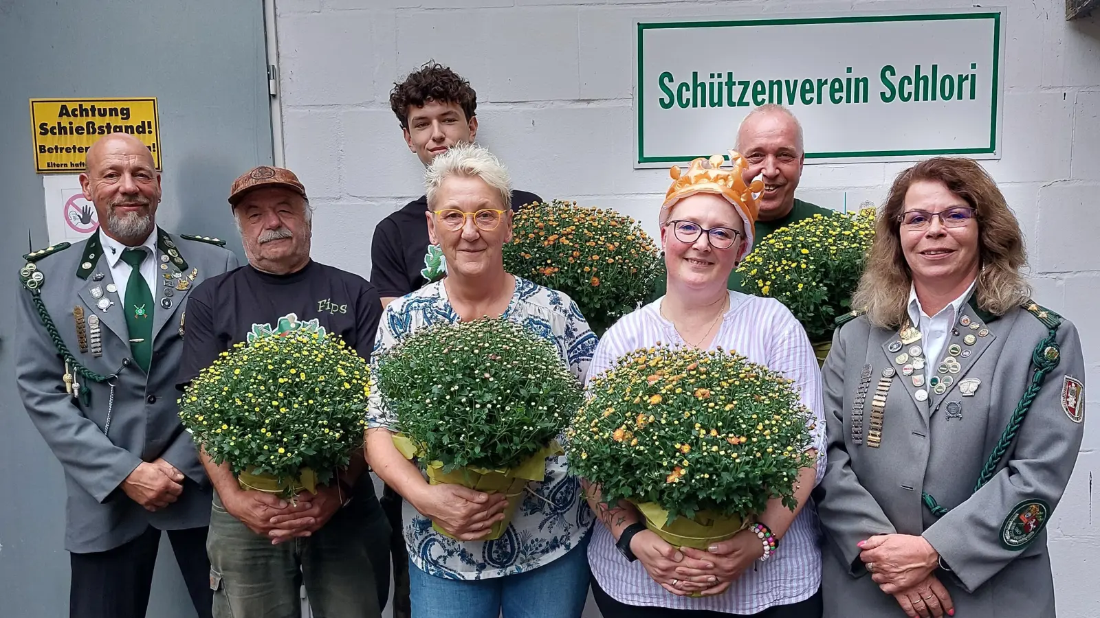 Mit den neuen Majestäten (v.li.): Andreas Eckwert, Schützenkönig Uwe Wilhelms, Jungendkönig Luke Dietz, Beste Dame Renate Eckwert, Bürgerkönigin Stephanie Pape, Seniorenkönig Michael Lüdeke und Claudia Krebs. (Foto: privat)