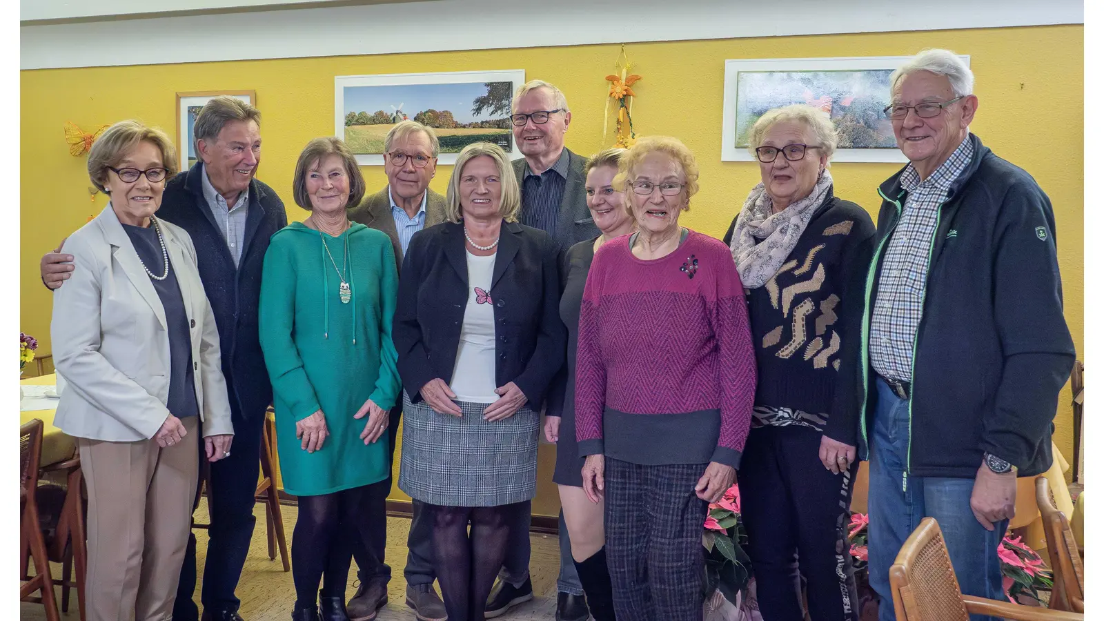 Die jeweils erstplatzierten Gewinner des Blumenschmuckwettbewerb, freuen sich über ihre Preise. Heinrich Rekate vom Fremdenverkehrsverein (hinten mitte) war mit in der Jury (Foto: wk)