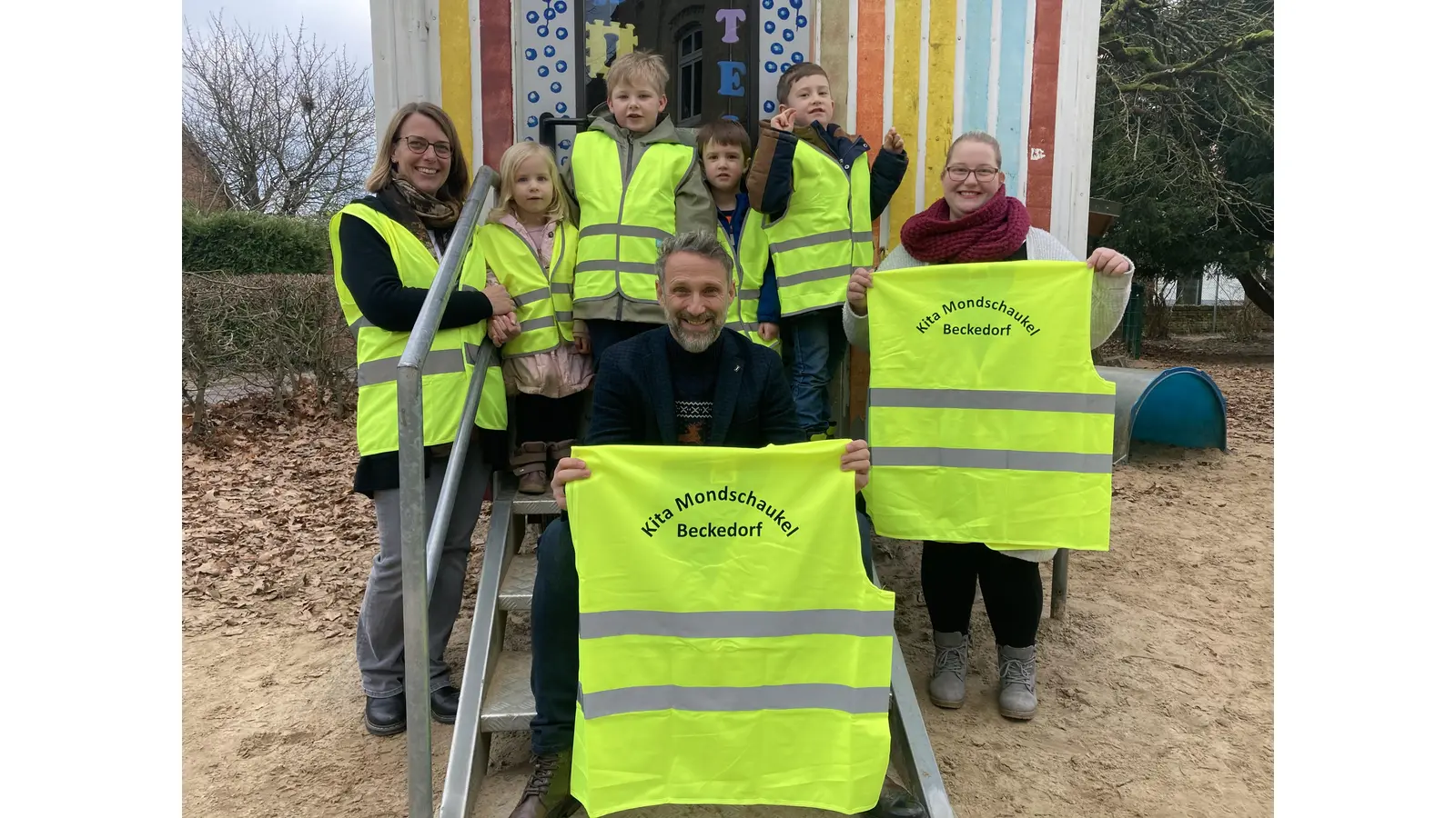 Matthias Hinse vom Verein „Wir für soziale Gerechtigkeit“ übergibt Warnwesten an den Kindergarten Mondschaukel. (Foto: privat)