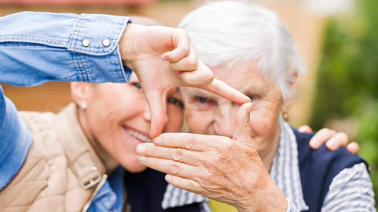 Oftmals kümmern sich die Angehörigen um das demenzerkrankte Familienmitglied. Taktile Übungen und gemeinsames Lachen sorgen für Ablenkung im Alltag. (Foto: Ocskay Bence)