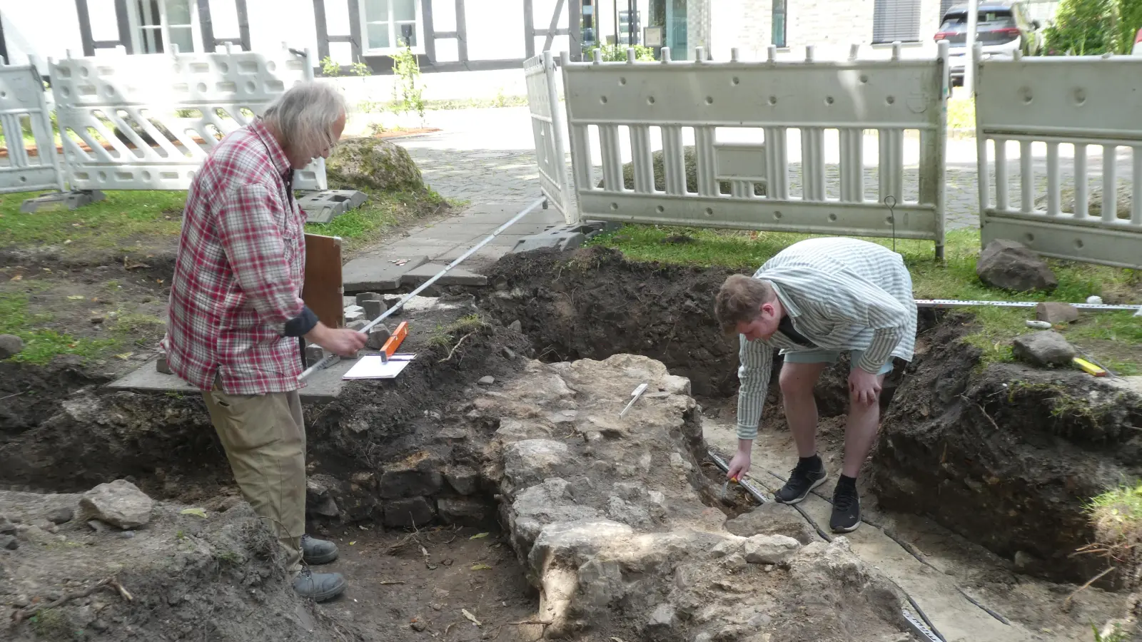 Bei der Arbeit: Die Grabungstechniker Richard Landwehr (li.) und Jan Christian Dickhaut. (Foto: privat)