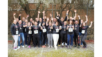 Grund zum Jubeln: Laufen für das Team motiviert. Alle Möbel Heinrich Staffelläuferinnen und Läufer kamen gut und schneller als erwartet ins Ziel. (Foto: privat)