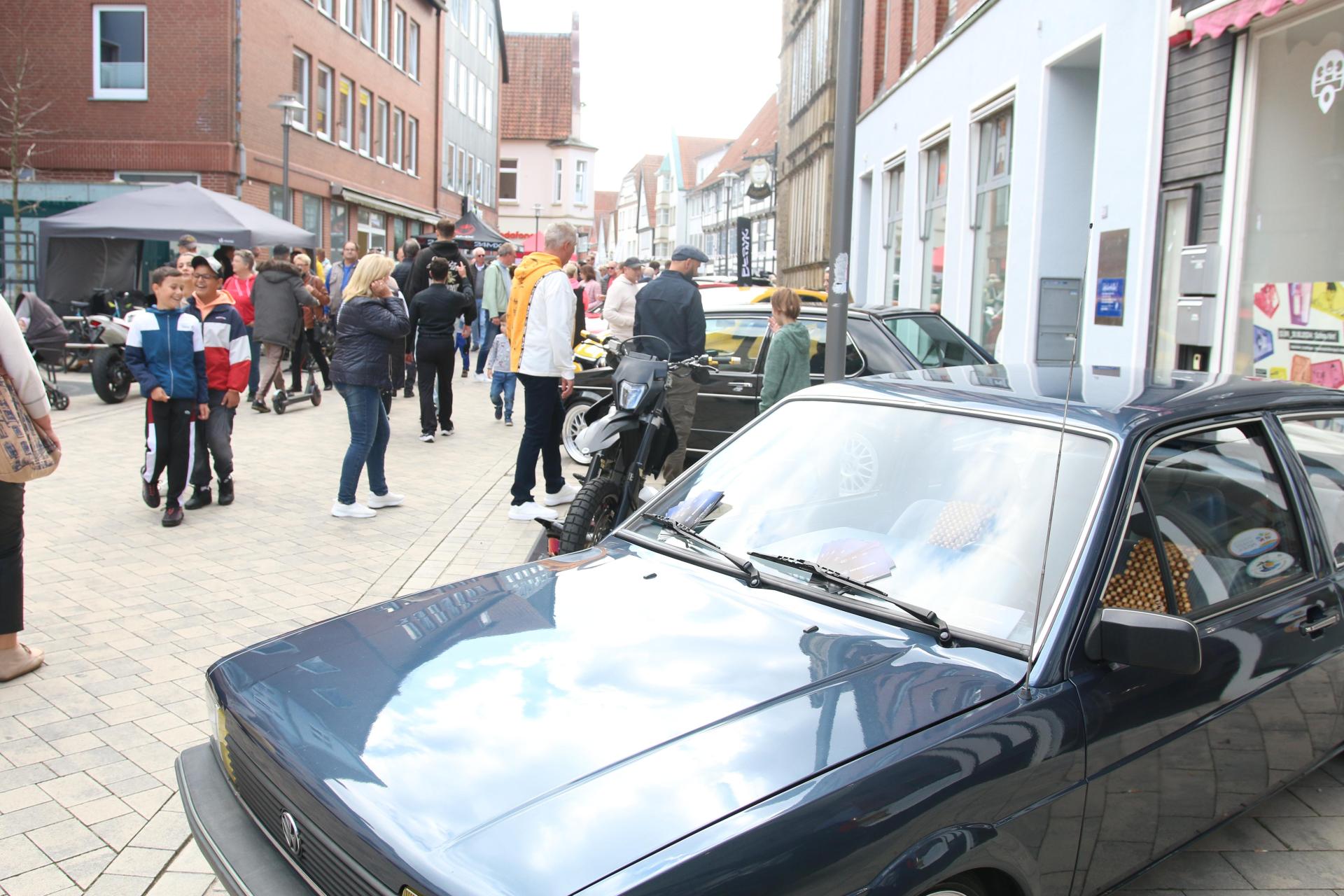 Zahlreiche Besucherinnen und Besucher schauten sich bei der Autoschau um. (Foto: bb)