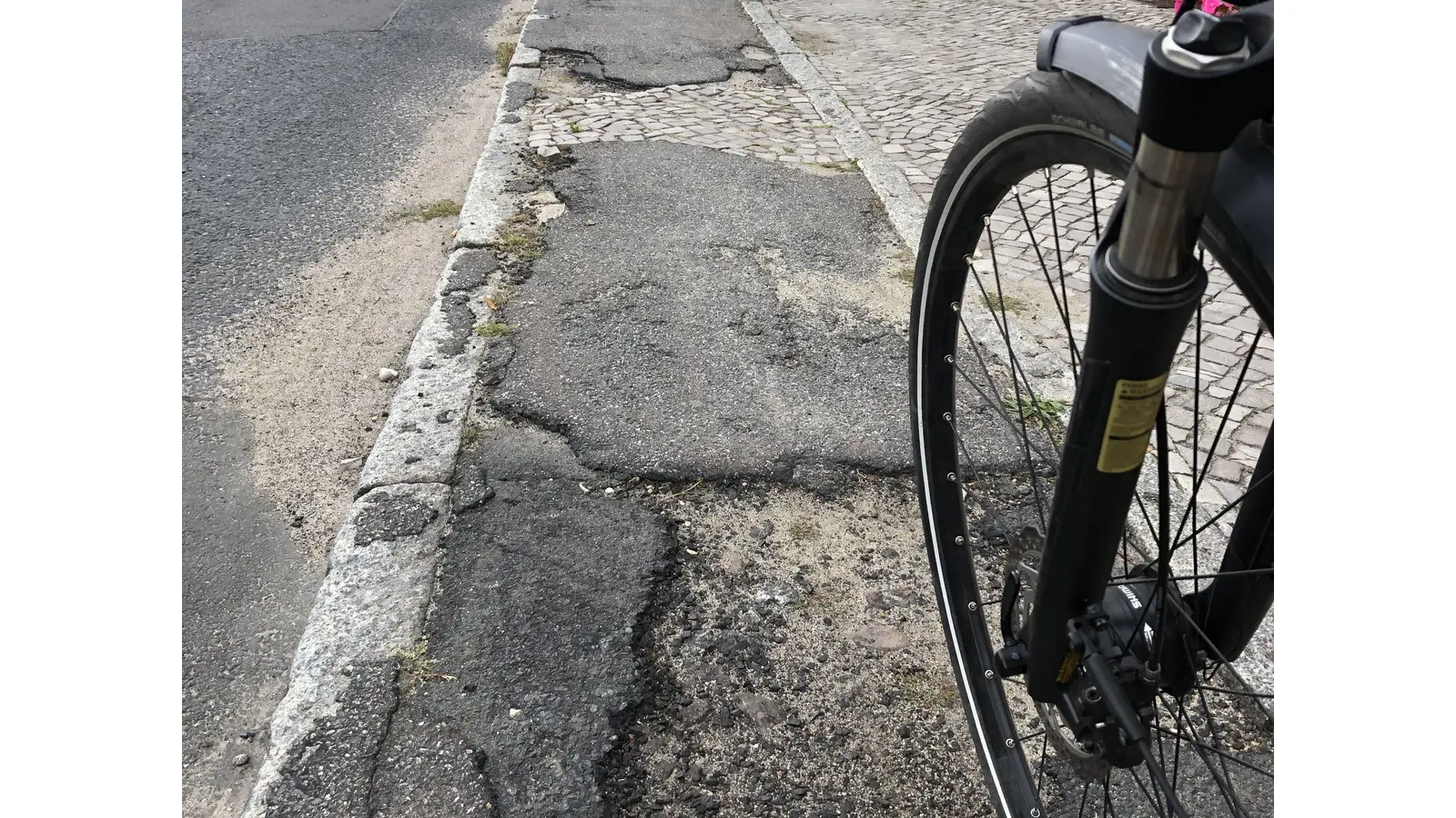 Besonders in Stadthagen bemängelten die Teilnehmenden die Oberfläche der Radwege (Symbolbild). (Foto: ADFC)