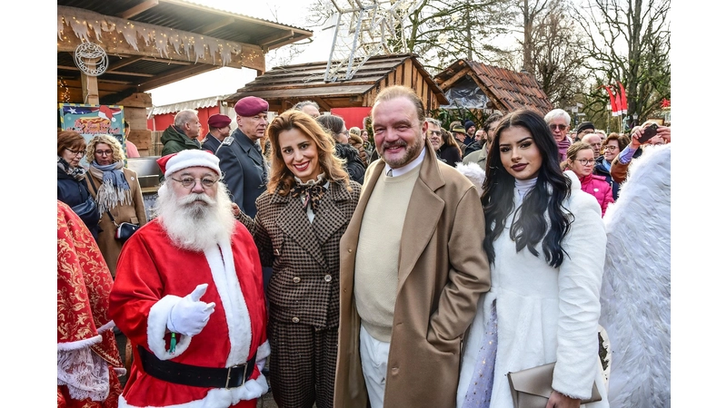 Mahkameh Prinzessin zu Schaumburg-Lippe und Alexander Fürst zu Schaumburg-Lippe haben wieder gemeinsam den Weihnachtszauber auf Schloss Bückeburg eröffnet. (Foto: Günter Habedank)