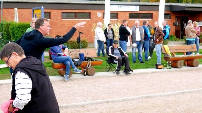 Boule-Club-Mitglieder machten das erste Spiel vor den Eröffnungsgästen. (Foto: gk)