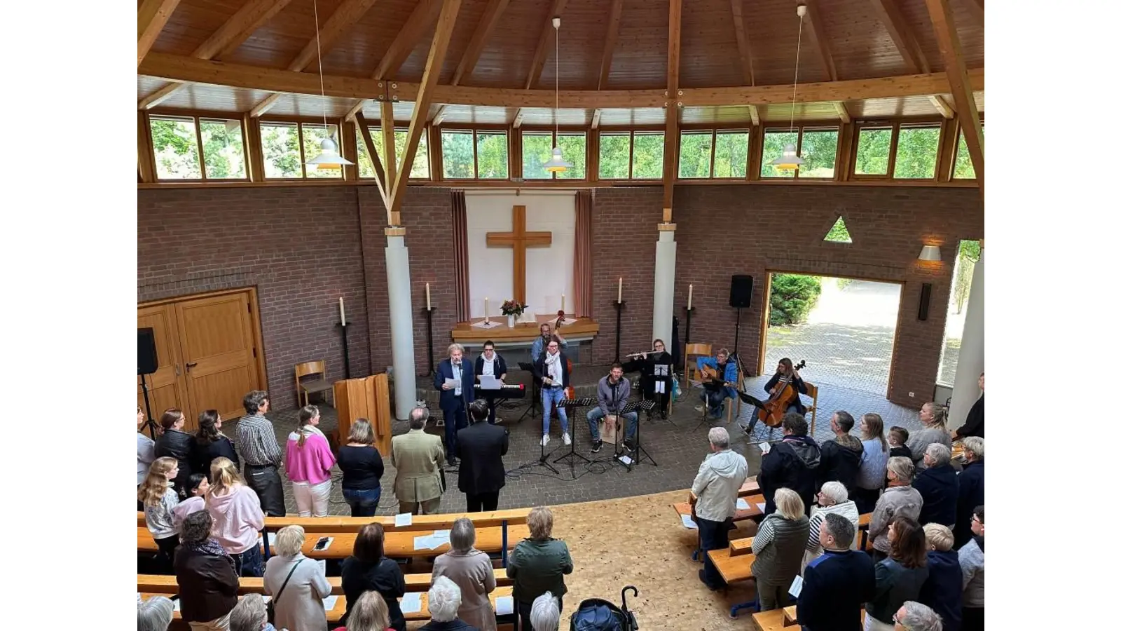 Einblick in die helle Friedhofskapelle zum Blickwechsel-Gottesdienst. (Foto: privat)