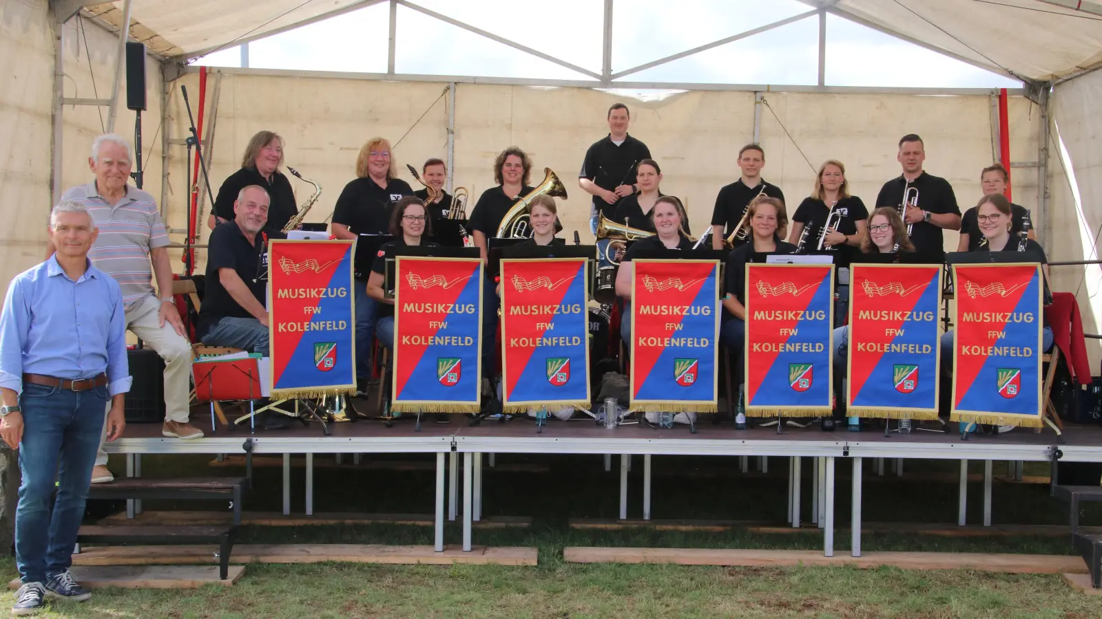 Der Vorsitzende des Freundeskreises Fliegerhorst Mark Beutler und sein Vorgänger Hans-Jürgen Hendes (v.li.) laden zum musikalischen Frühschoppen mit dem Musikzug der Feuerwehr Kolenfeld ein.  (Foto: gi)