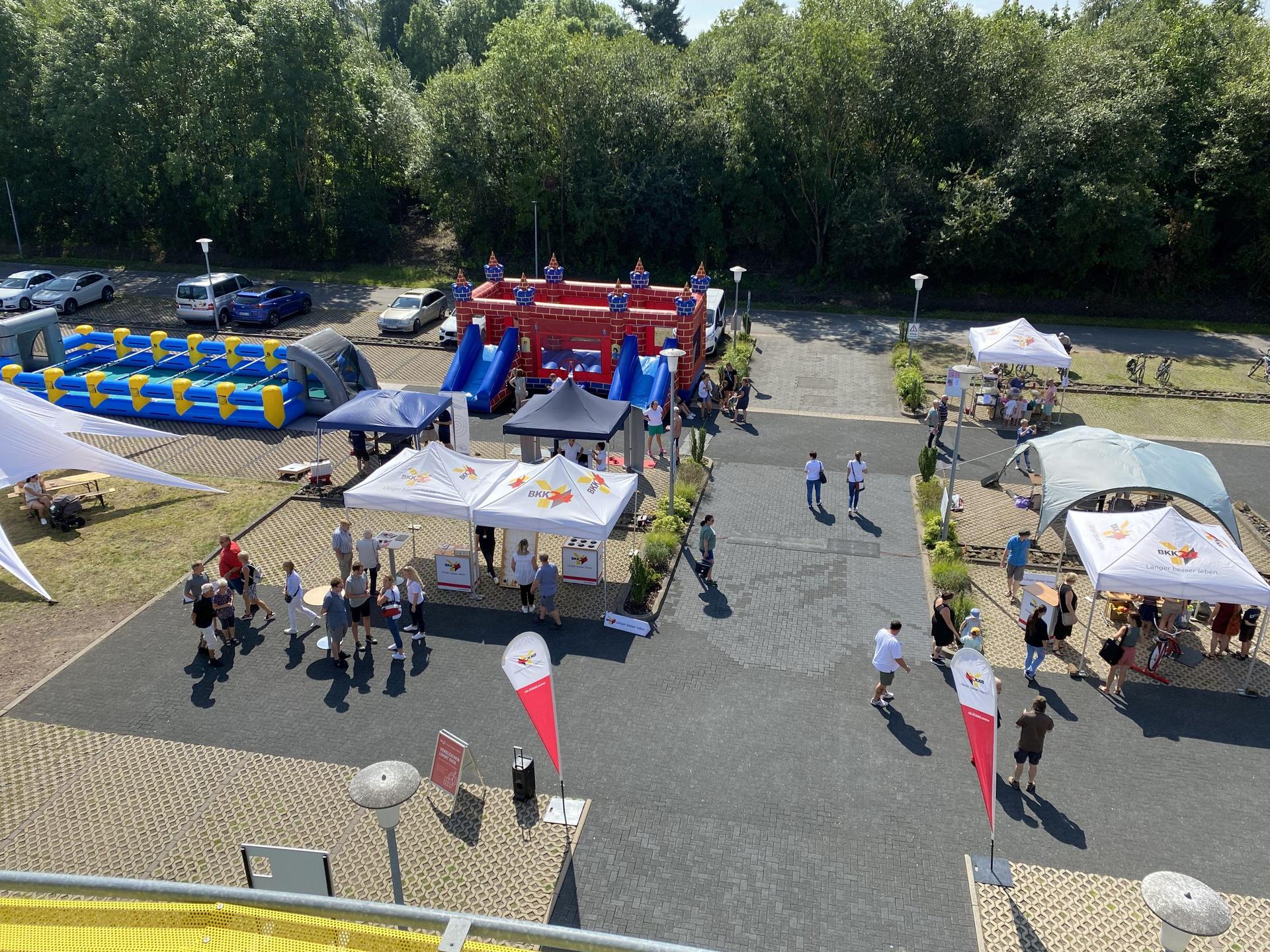 Der Parkplatz vor der Hauptverwaltung der BKK24 verwandelte sich am Sonnabend in eine Eventfläche. (Foto: privat)