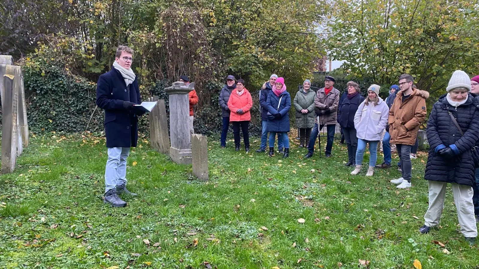 Jannik Haschke (Schüler Union) auf dem Jüdischen Friedhof Rodenberg, beim Gedenkzug des Jugendbeirats Rodenberg. (Foto: gk)