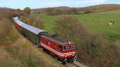 Die historische Museumseisenbahn mit der Elektrolok E22 auf Fahrt im Extertal. (Foto: Michael Rehfeld)