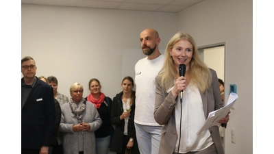 Astrid Hahner, Geschäftsführerin der Integra, dankt Unterstützern, Mitarbeitern und Wegbegleitern bei der Einweihung des neuen Standortes. (Foto: bb)