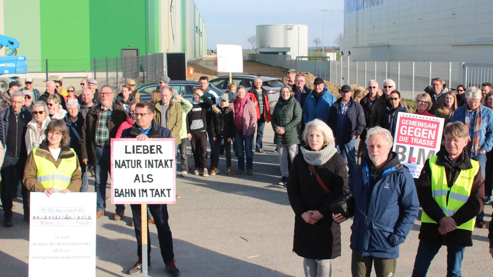 Protest: Bürgerinitiativen aus Kolenfeld, Groß Munzel und der Samtgemeinde Nenndorf haben im März gegen den geplanten Bau einer ICE-Neubautrasse demonstriert. (Foto: privat)