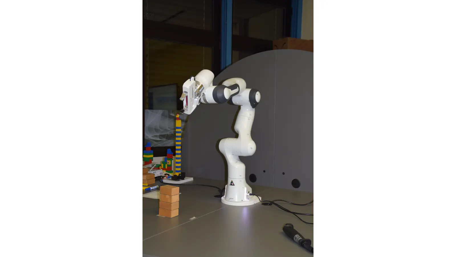 Praktische Ausbildung an einem Roboterarm im Fachbereich Mechatronik. (Foto: ab)