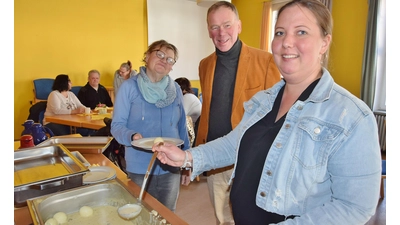 Pastor Dr. Jörg Mosig und Diakonie Geschäftsführerin Jule Sareyka verteilen das Essen in der „Wärmeoase“, die jeden Mittwoch von 11 bis 13 Uhr im Gemeindehaus für ihre Gäste geöffnet hat.  (Foto: ste)