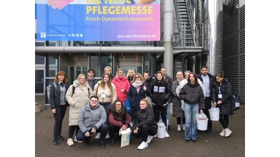 Auszubildende und Fachleute aus der Praxisanleitung des Kreisaltenzentrums nehmen von der „Pro-Care-Messe“ in Hannover eine Reihe von Anregungen mit.  (Foto: privat)