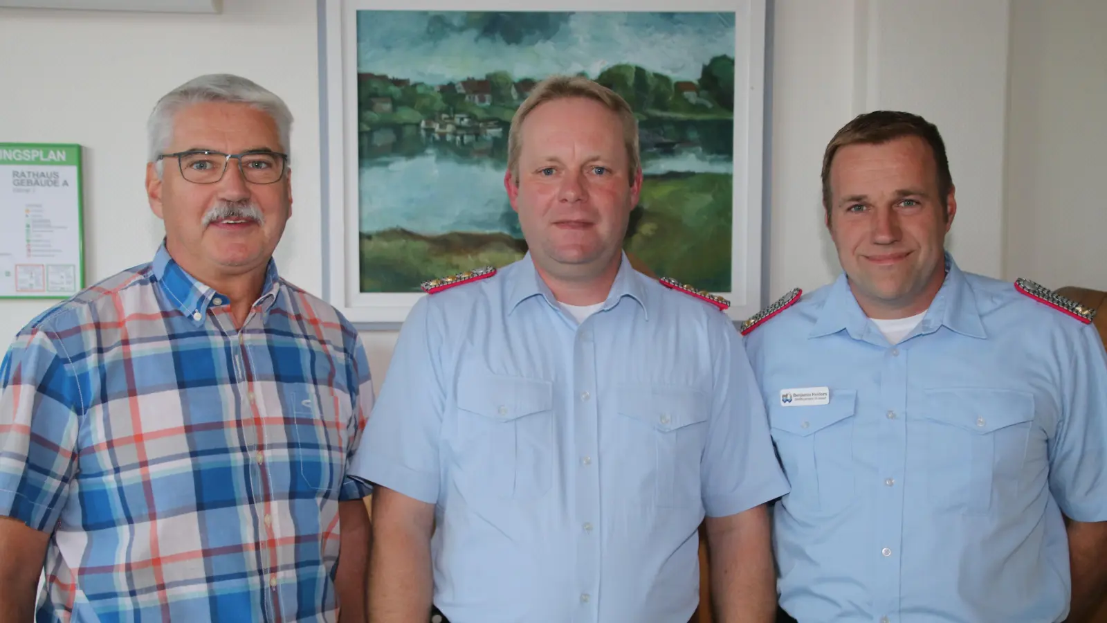 Vor der Sitzung: Ausschussvorsitzender Karl-Peter Philipps (v.li.) begrüßt Martin Ohlendorf und Benjamin Heidorn. (Foto: gi)