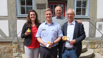 Laden zum Matjesessen und Entenrennen ein (v.li.): Tanja Berg von der Stadtverwaltung, Sebastian Brock vom THW, Heiner Giebel und der Lions Beauftragte Carsten Vogt. (Foto: Spangenberg)