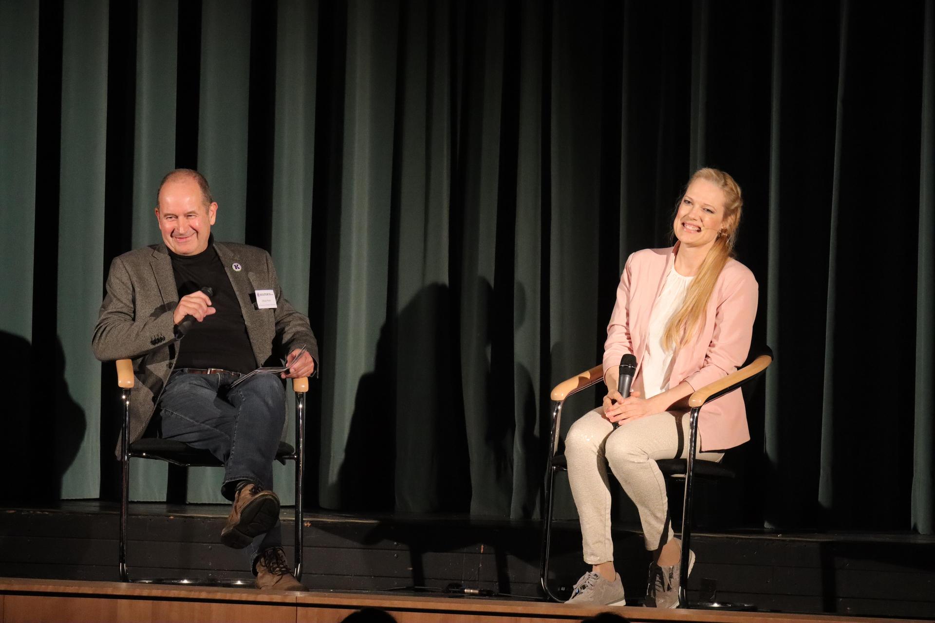 Im Stadttheater: Kulturmanager Oliver Pohl unterhält sich mit Popsängerin Maricel Wölk.<br> (Foto: tau)