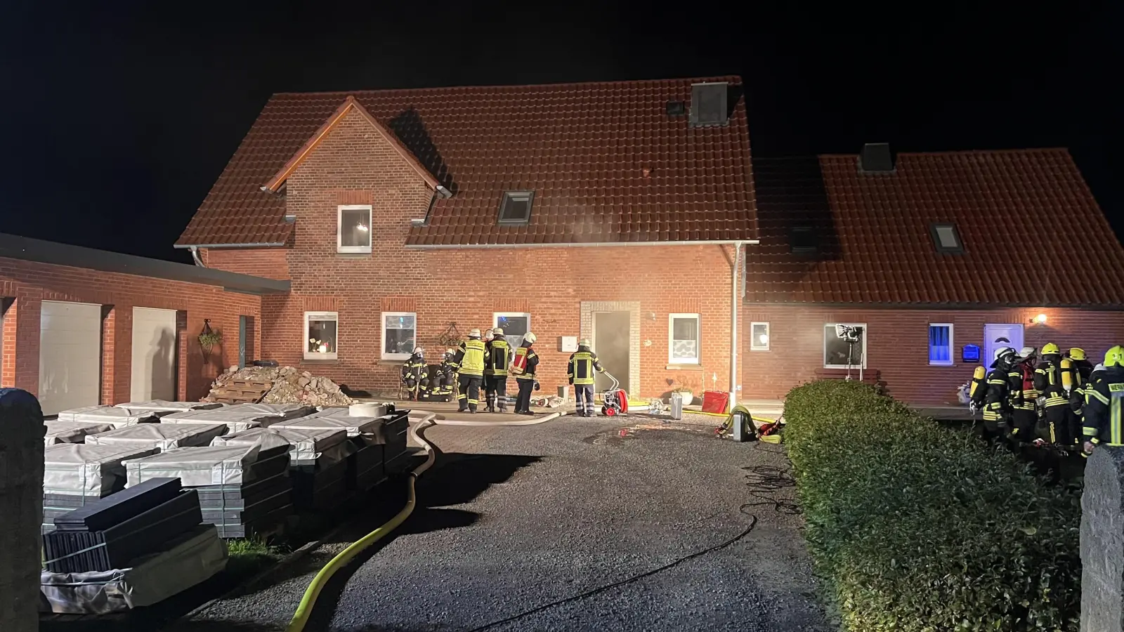 Die Rauchentwicklung ist bei Ankunft der Feuerwehr sichtbar. (Foto: FF Nienstädt)