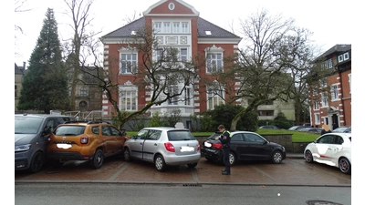 Bei dem Unfall in der Herminenstraße wurden drei Fahrzeuge beschädigt. (Foto: privat)