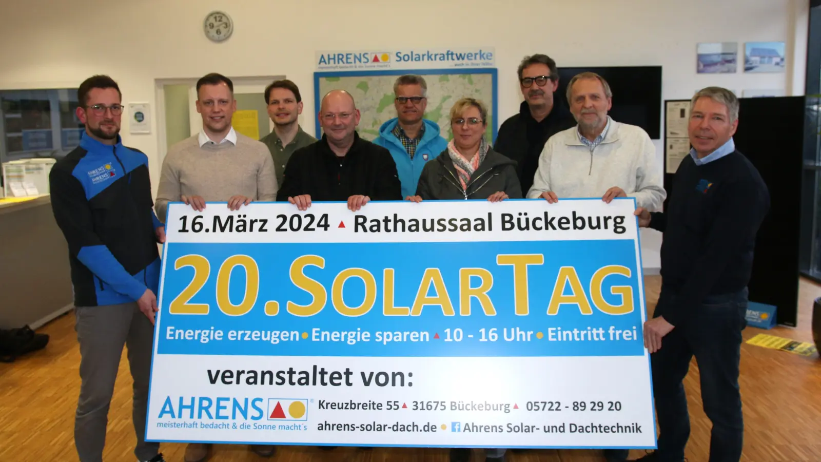 Sascha Backhaus, Marcel Diedler, Daniel Kultau, Thomas Heisler, Frank Tegtmeier, Karina Gröger, Ulf Stuckenberg, Horst Roch und Dieter Ahrens laden zum „Solartag“ nach Bückeburg. (Foto: bb)