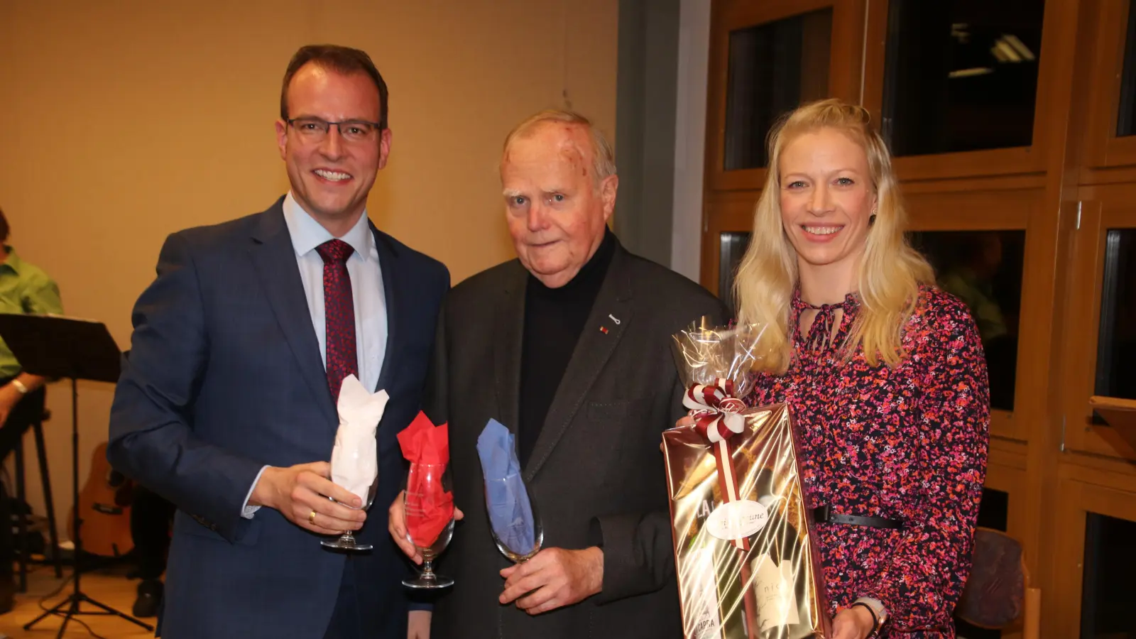 Martin Ehlerding (li.) und Ortsratsmitglied Franziska Hofmann bedanken sich bei Hans Schettlinger für sein Jahrzehnte langes Engagement.<br><br> (Foto: gi)