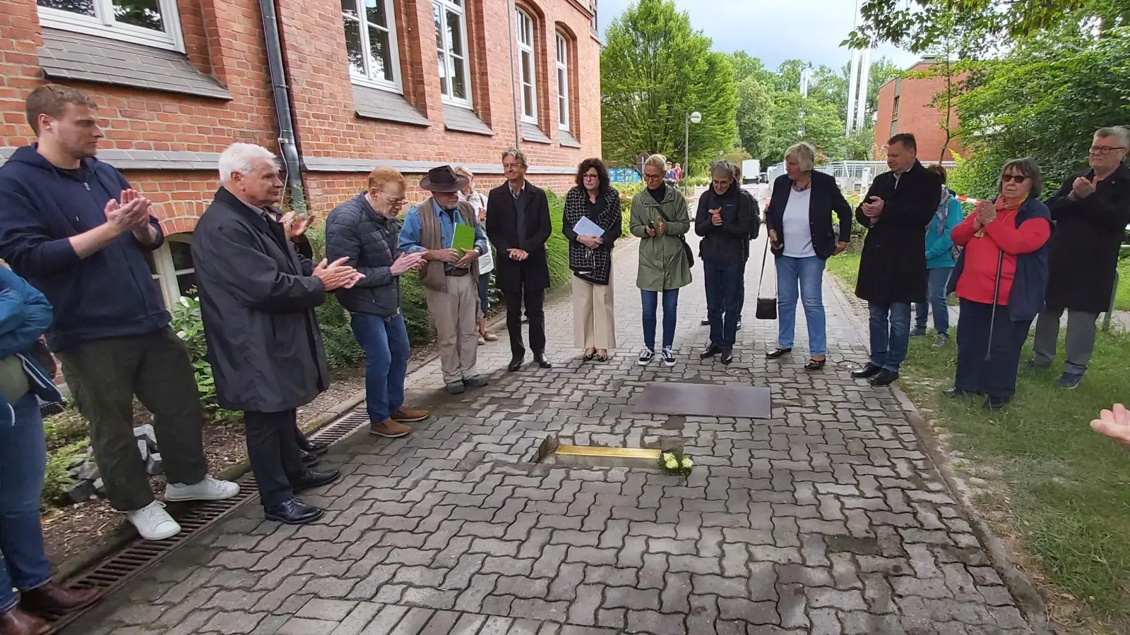 Erinnern an die Geschichte: Teilnehmer der Gedenkveranstaltung. (Foto: gk)