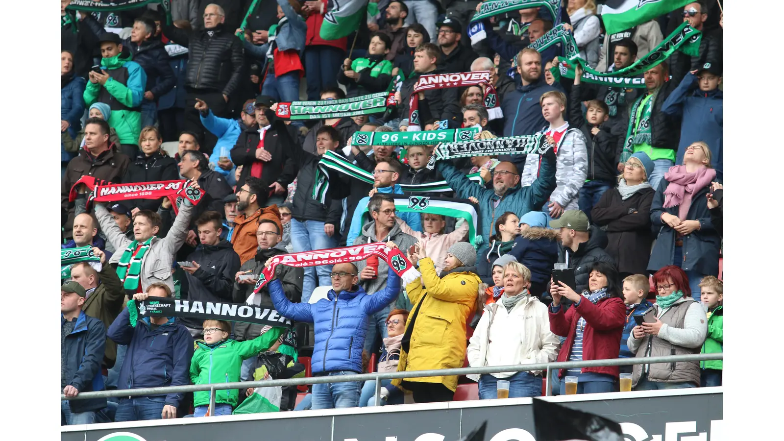 96 kann im Heimspiel gegen Wiesbaden seine Erfolgsserie ausbauen.