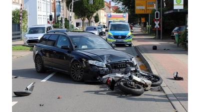 Beim Zusammenstoß mit dem Auto zog sich der Kradfahrer schwere Verletzungen zu. (Foto: Foto: Polizei Minden-Lübbecke)