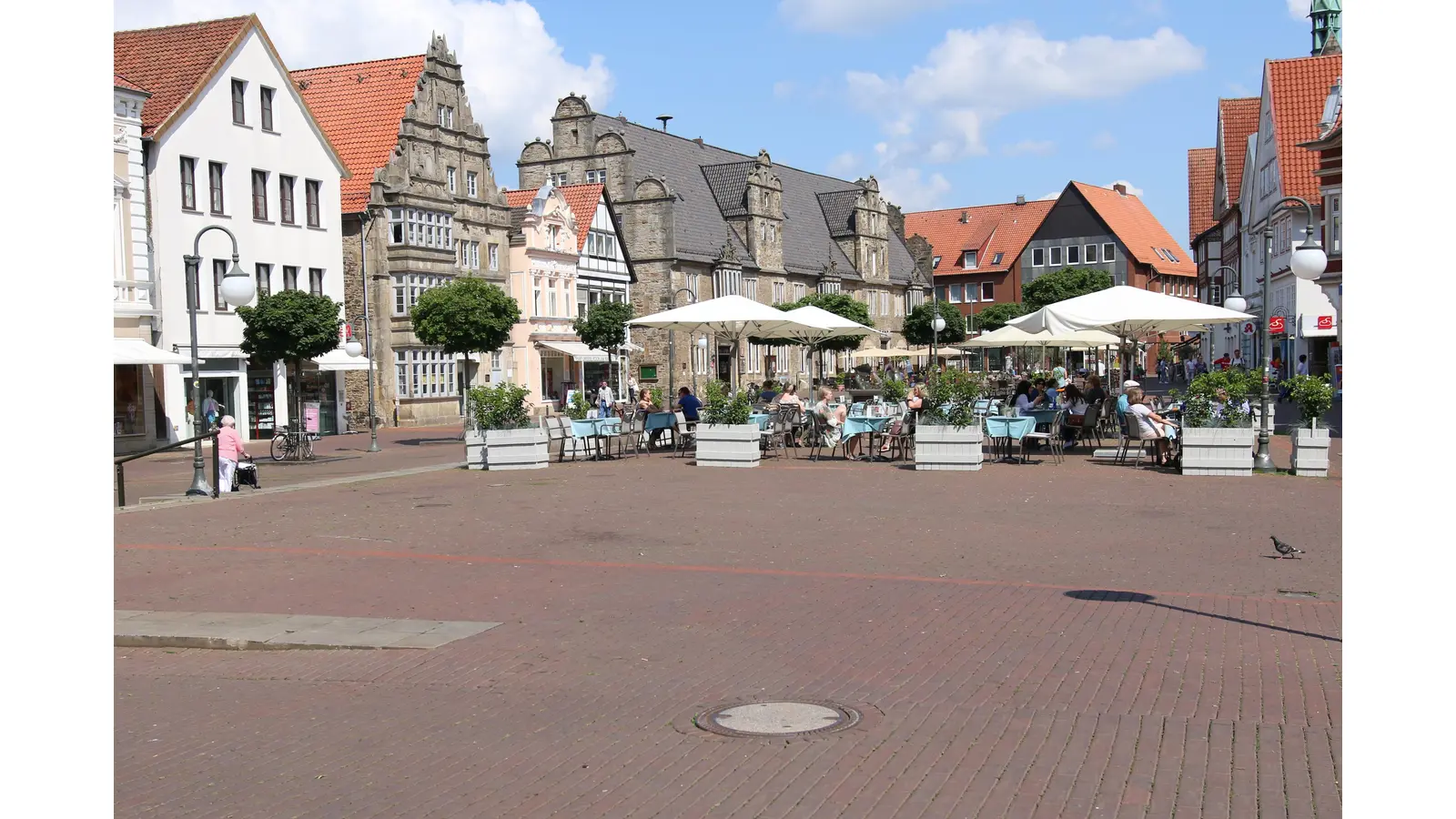 Stadthagen verfügt über einen verhältnismäßig großen Marktplatz, zu Wochenmarktzeiten wird dieser erheblich belebt. Die Stadt steht vor der Frage, welche Höhe die Standgebühren in Zukunft haben sollen.  (Foto: Borchers, Bastian)