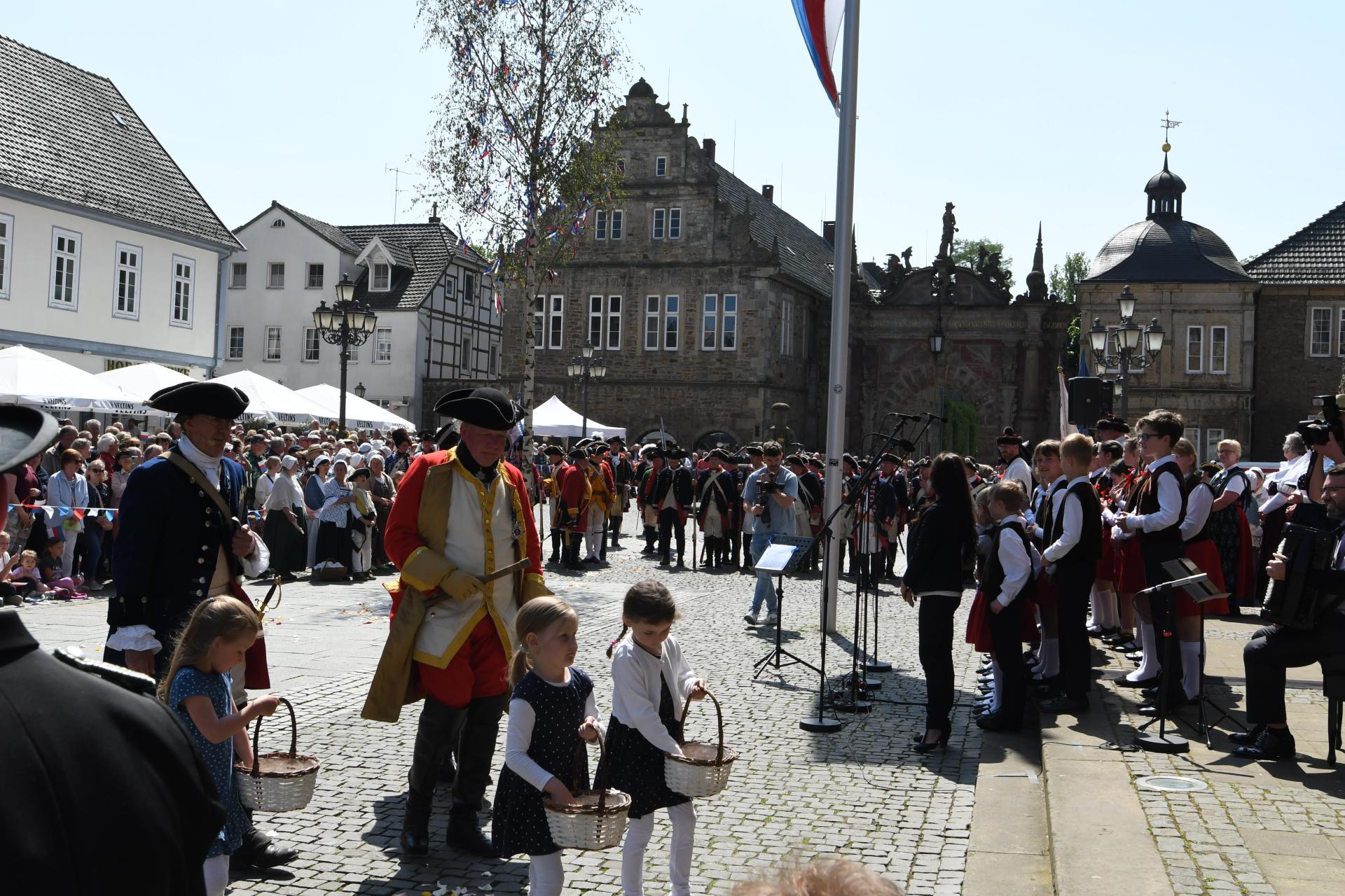 Die Stadt Bückeburg empfängt zum 300sten Geburtstag von Graf Wilhelm zu Schaumburg-Lippe ihren „Landesherren” mir einer großen Aktion in der Innenstadt. (Foto: nd)