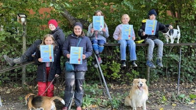 Haben den Kinder-Hundeführerschein bestanden: Die Teilnehmer des Kurses (Foto: privat)