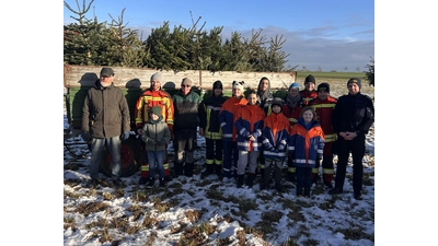 Die Jugendfeuerwehr Müsingen sammelte Tannenbäume und Spenden ein. (Foto: privat)