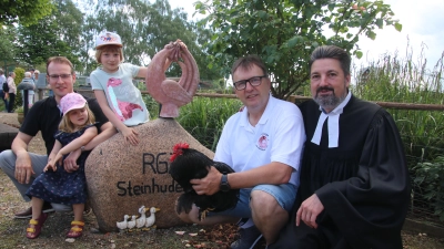 Ortsbürgermeister Martin Ehlerding mit den Kindern Clara und Charlotte (v.li.), Dirk Thiele mit einem Hahn von Manfred Schmidt, der nach Föhr geht und Pastor Karsten Dorow. (Foto: gi)