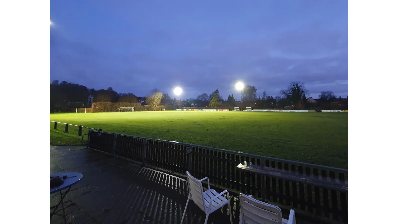 Das modernisierte LED-Flutlicht der Sportgemeinschaft Rodenberg erreicht eine hohe Energie-Einsparung, auch durch stufenlose Dimmung und Halbfeldsteuerung.  (Foto: privat)