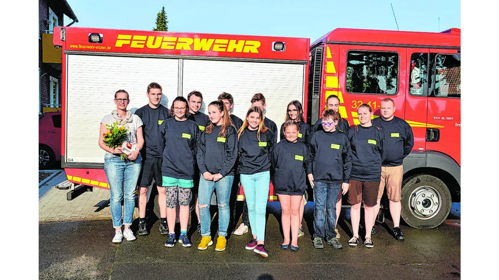 Neue Pullover für die Jugendfeuerwehr (Foto: jb)