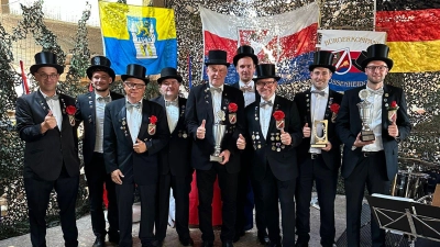 Siegerehrung (v.li.): Dirk Züfle, Yannik Thiele, Andreas Wahner, Schorse Doleschal, Jens Knobloch, Marvin Michaelis, Mark Züfle, Dennis Thiele, Marian Hansing.  (Foto: gi)