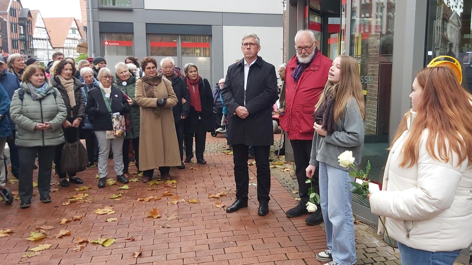 Schülerinnen tragen Lebensläufe der Opfer vor. (Foto: gk)