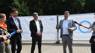 Niedersachsens Wirtschaftsminister Olaf Lies mit Bundeswirtschaftminister Robert Habeck und Ardagh-Geschäftsfüher Jens Schaefer. (Foto: nd)